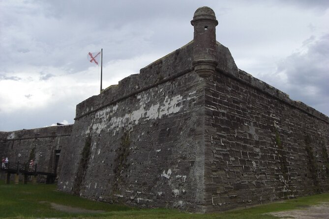 Self-Guided Scavenger Hunt: The Pretty Ancient City - Navigating the Plaza De La Constitución
