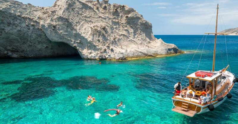 Semi-Private Yacht Cruise to Antiparos & Despotiko With Lunch - Cuisine and Beverages