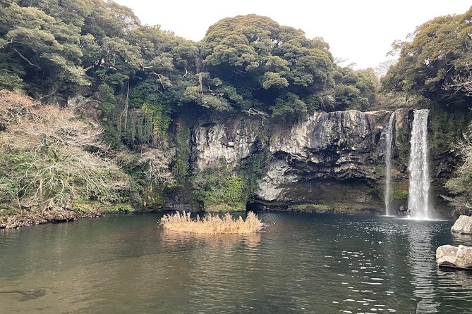 Seogwipo(The Southern City of Jeju)City Walking Tours With Sunset - Exploring the Saeyeongyo Bridge