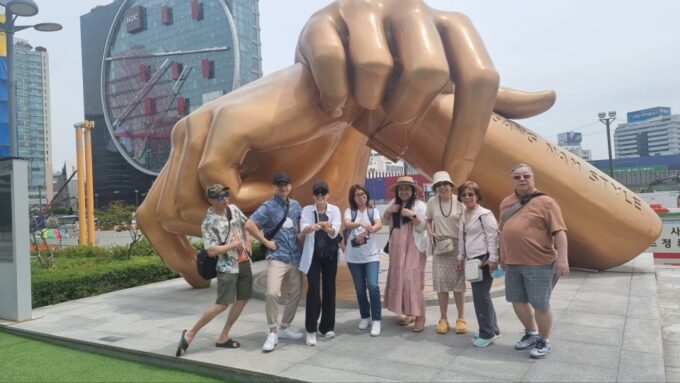 Seoul: City Highlights Private Tour With Pickup and Drop-Off - Bukchon Hanok Village and Gwangjang Market