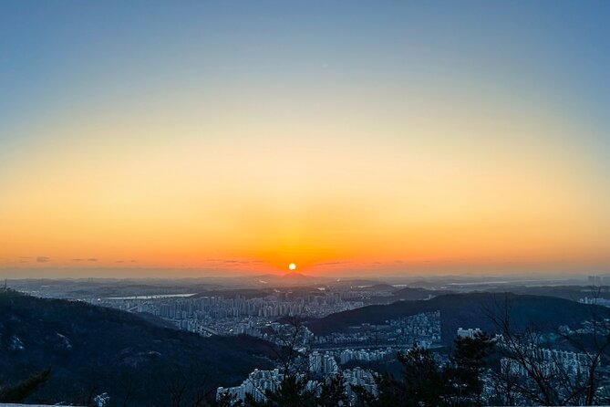 Seoul Day Tour, Inwangsan Sunset Hiking and Dinner - Exploring Inwangsan