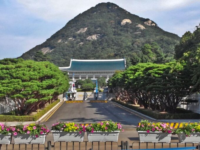 Seoul: Full-Day Royal Palace and Shopping Tour - Namsangol Hanok Village