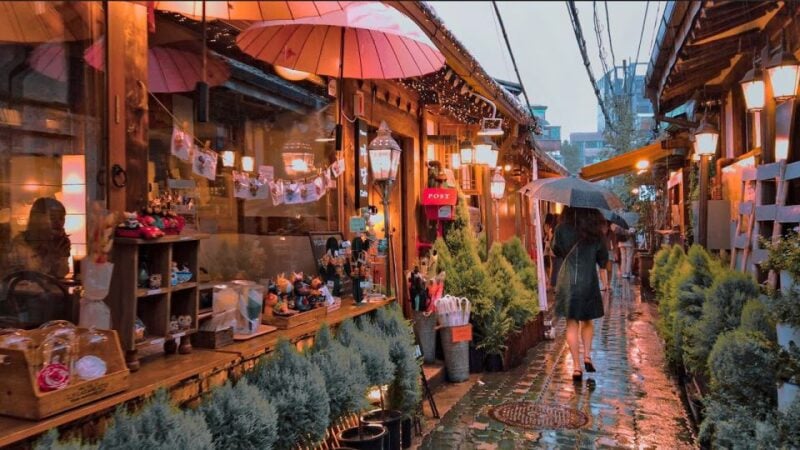 Seoul: Guided Foodie Walking Tour With Tastings - Exploring Hanok Village
