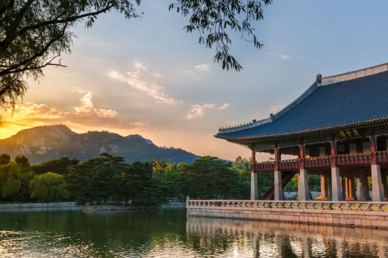 Seoul: Gyeongbokgung Palace Half Day Tour - Gyeonghoiru Pavilion