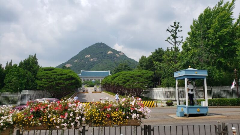 Seoul: Gyeongbokgung Palace, Jogyesa Temple, and the Blue House (Cheongwadae) - Group Size and Suitability