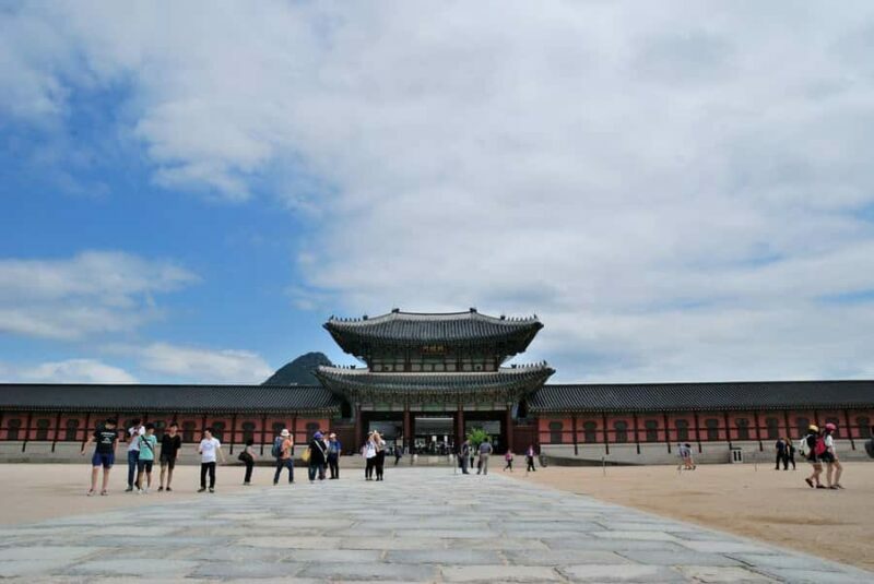 Seoul: Morning Gyeongbok Palace, Folk Museum, Temple Tour - Key Points