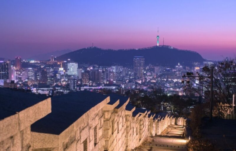Seoul: Nighttime Tour of Palace, Market, Naksan Park & More - Strolling Cheonggyecheon Streams Oasis
