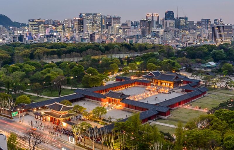 Seoul: Nighttime Tour of Palace, Market, Naksan Park & More - Local Shopping and Dining