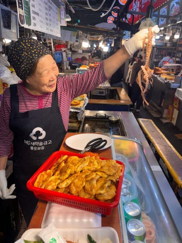 Seoul: Traditional Dongmyo Flea Market & Gwangjang Food Tour - Cheonggyecheon Stream — A Peaceful Respite