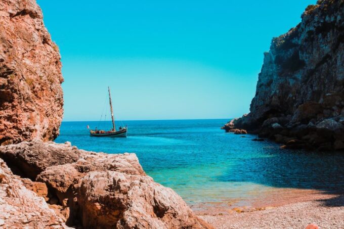 Sesimbra: Arrábida Beaches & Caves Boat Tour With Snorkeling - Included Amenities