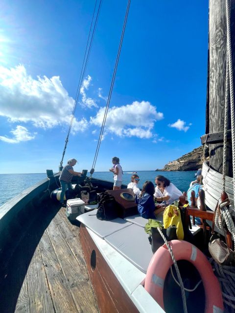 Sesimbra Cliffs: 1943 Traditional Boat Tour - Panoramic Views of Sesimbra