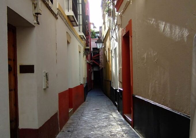 Seville: 1-Hour Walking Tour Barrio De Santa Cruz - Architectural Gems