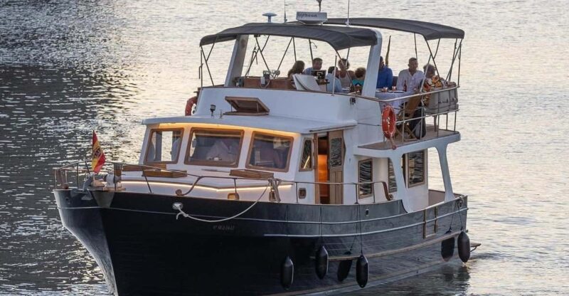 Seville: Crossing the Guadalquivir River by Yacht - Live Music Entertainment