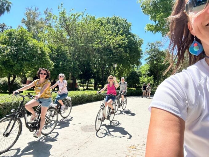 Seville: Dutch Cycling Highlights Tour With Local Guide - Refreshing Break During Tour