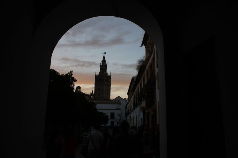 Seville: Enchanted Walking Tour in Spanish - Key Points