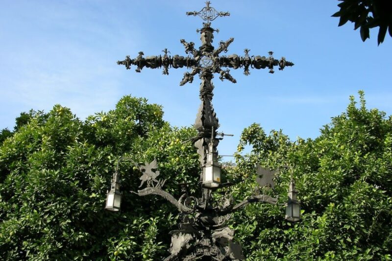 Seville: Enchanted Walking Tour in Spanish - Itinerary Highlights