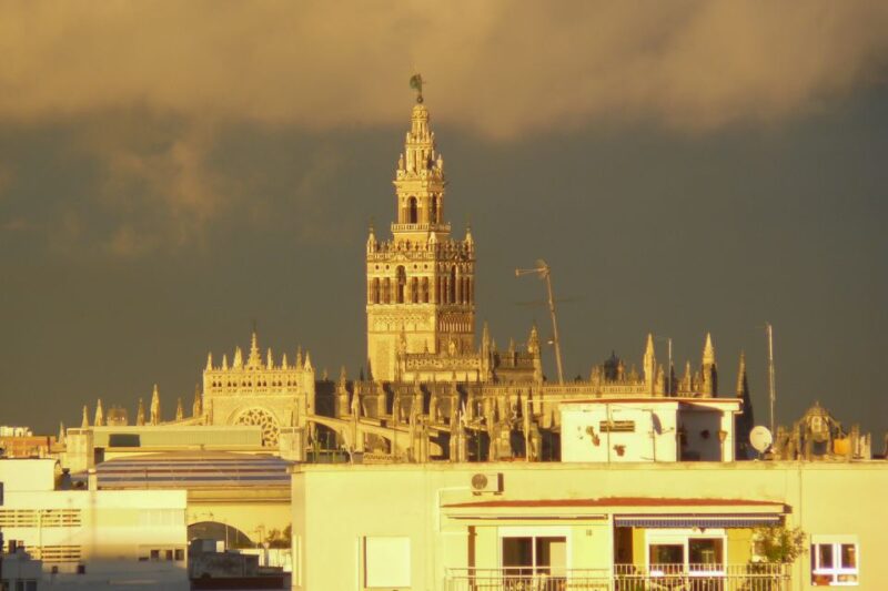 Seville: Enchanted Walking Tour in Spanish - Meeting Point