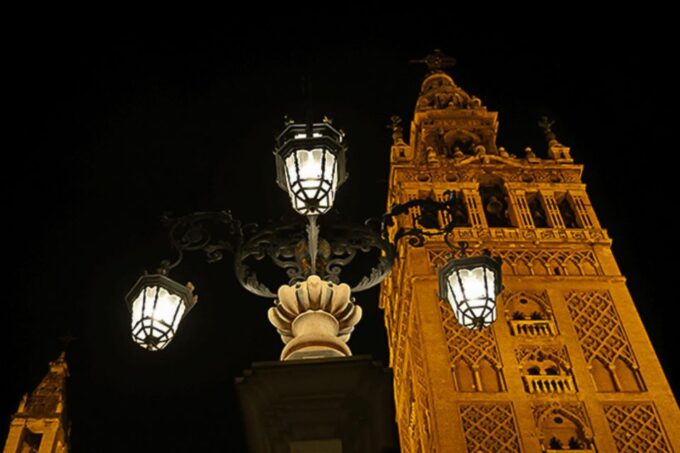 Seville: Enchanted Walking Tour in Spanish - Frequently Asked Questions