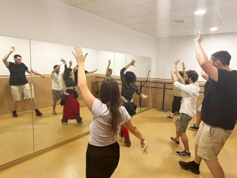 Seville: Enjoy a Class of Approach to Flamenco - Learn to Dance With Palms and Feet
