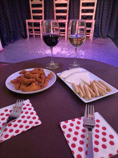 Seville: Flamenco & Dinner Show in Triana - English, French, Spanish Host