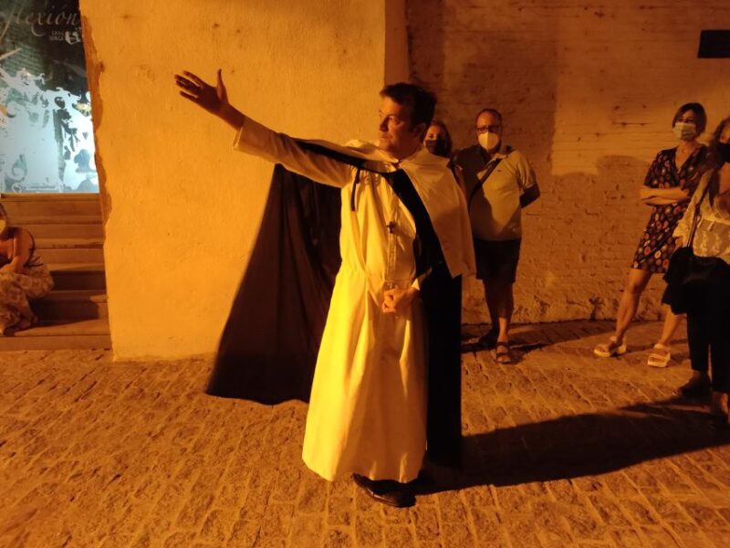Seville: Triana Walking Tour With Historical Characters - Triana District Landmarks