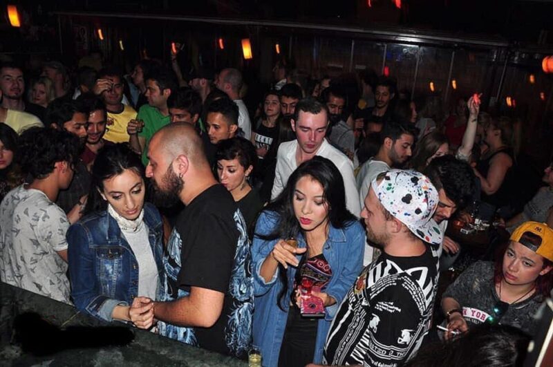 Shanghai: 4-Hour Pub Crawl (Bars & Nightclub Hopping) - Key Points