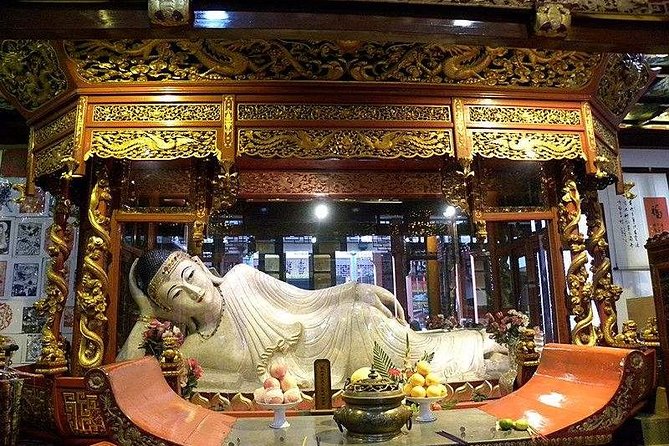 Shanghai Day Tour Customized:Bund,Yugarden,Shanghai Tower,Huangpuriver,Nanjinglu - Strolling Through Yu Garden