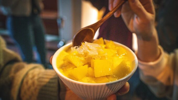 Shanghai: Evening Walking Food Tour - Vegetarian-friendly Accommodations