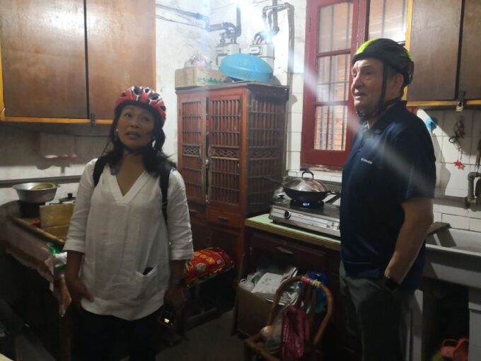 Shanghai: Herb Market, Taoist Temple and Tai Chi Bike Tour - Exploring the Herb Market
