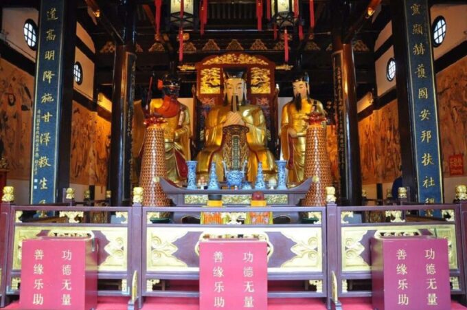 Shanghai: Yu Garden and City God Temple Walking Tour - Temple Exploration
