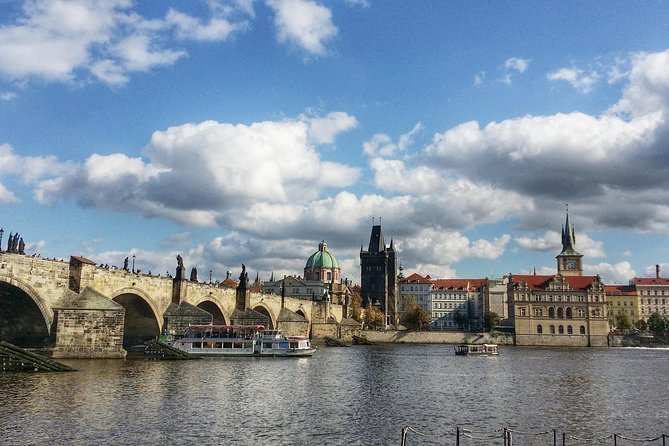 Shared Departure Transfer: Prague Hotel to Prague Airport - Passenger Capacity