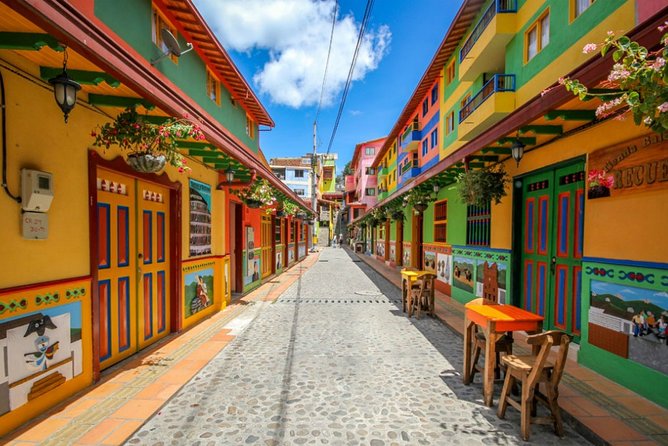 Shared Guatape and El Peñol From Medellin - Exploring El Peñon