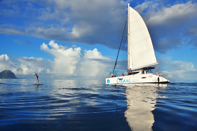 Shared WEST Cruise - Ile Aux Benitiers: Full Day Catamaran Cruise - Meeting Point and Pickup