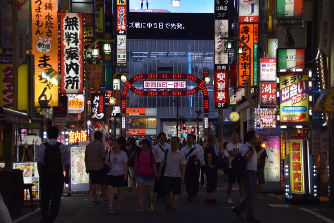 Shinjuku Izakaya and Golden Gai Bar Hopping Tour - Meeting the Local Guide