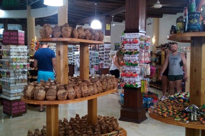 Shopping Tour in Don Lucas Cigar Factory, Rum Tasting, Cocoa Factory, Souvenirs - Discovering Premium Souvenirs