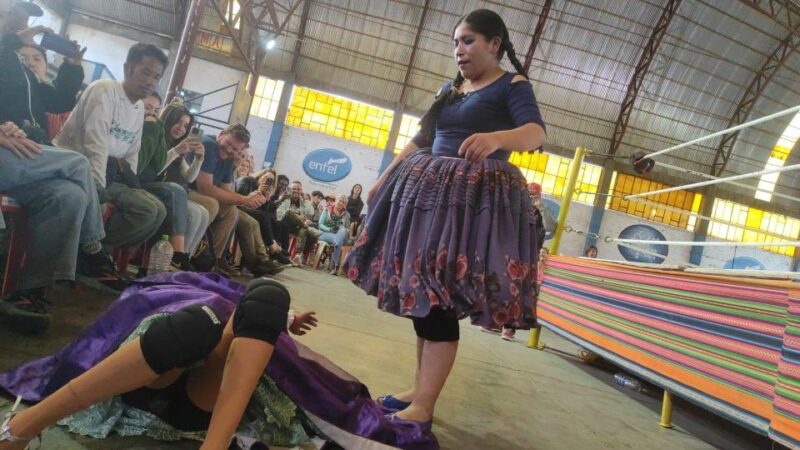 Show Cholitas Wrestling - Itinerary and Transport