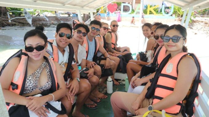 Siargao Underrated Island Tour With Iconic Boodle Lunch - Boodle Fight Lunch