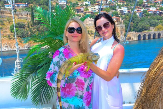 Side Harem Maldiv Yacht: Luxury Boat Tour - Onboard Dining and Beverages