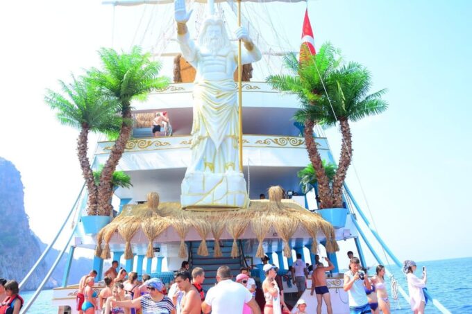 Side Harem Maldiv Yacht: Luxury Boat Tour - Onboard Entertainment