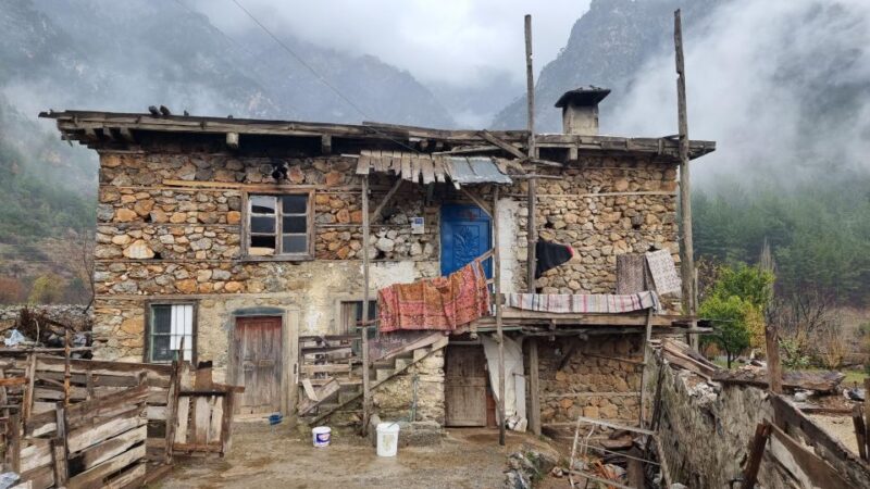 Side:Golden Cradle Cavern & Ormana Village Tour - Accessibility and Mobility Considerations