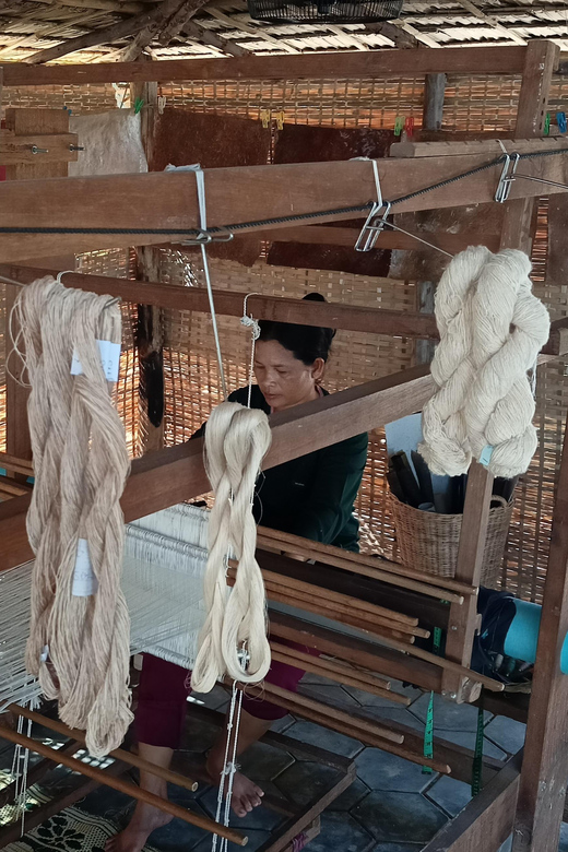 Siem Reap: Angkor Silk Farm & Lotus Silk Farm With Transfers - Lotus Farm Experience