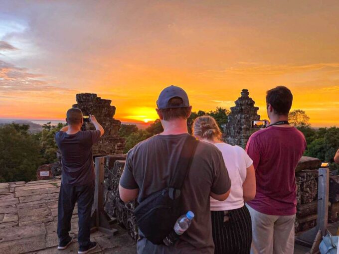 Siem Reap: Full Day Angkor Wat Temple Experience With Sunset - Sunset at Phnom Bakheng