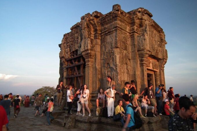 Siem Reap: Full Day Angkor Wat Temple Tour With Sunset - Sunset at Phnom Bakheng