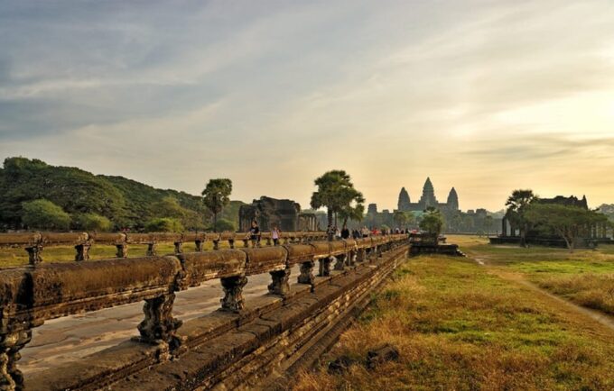 Siem Reap: Private Angkor Wat & Bakheng Mountain Sunset Tour - Pickup and Dropoff