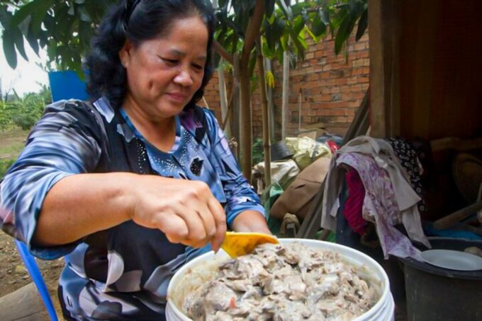 Siem Reap: Private Street Food Tour by Bus or Bike - Exploring Psar Char