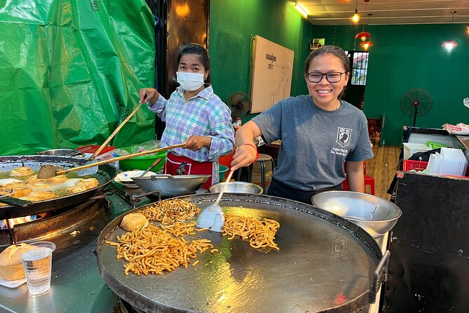 Siem Reap: Tonle Sap and Kampong Phluk Tour With Street Food - Exploring Tonle Sap Lake