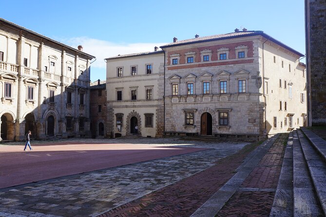 Siena to Rome: Orvieto and Montepulciano Transfer Tour - Scenic Tuscan Countryside