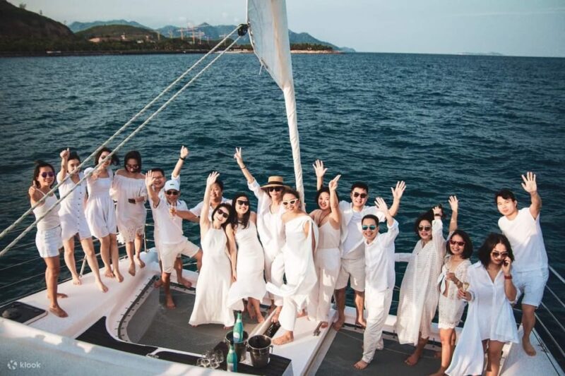 SIGNATURE: BLOW UP EMOTION WITH BAR PARTY ON THE SEA & MORE - Dining at Con Se Tre Island
