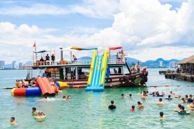 SIGNATURE: BLOW UP EMOTION WITH BAR PARTY ON THE SEA & MORE - Beach Entertainment and Bar
