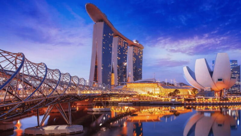 Signature Night Tour: Walk Through Marina with Food Tastings - Crossing Cavenagh Bridge and Exploring Boat Quay